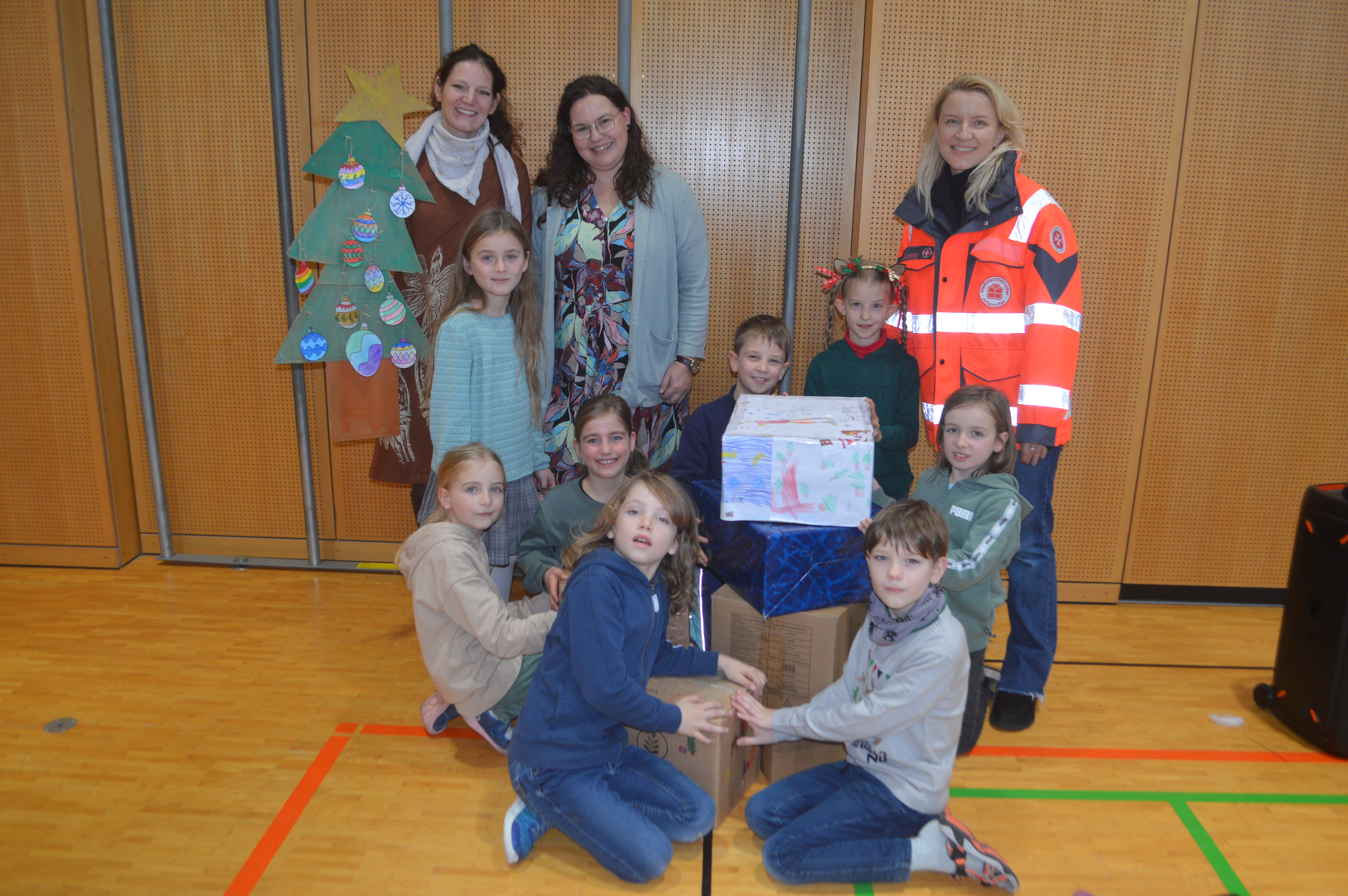 Auch dieses Jahr packten unsere Schülerinnen und Schüler in der Vorweihnachtszeit Hilfspakete für notleidende Menschen in Südosteuropa und für hilfsbedürftige Menschen in Deutschland.